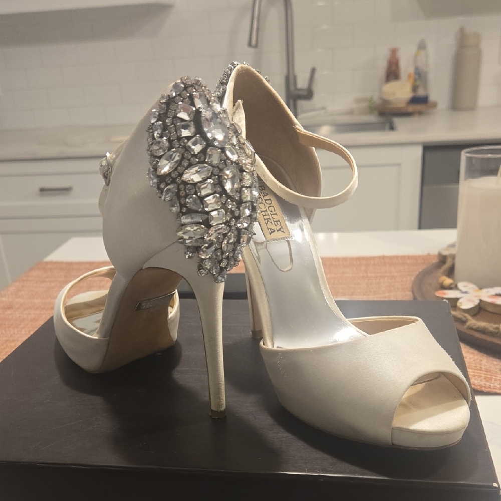 Badgley Mischka Wedding Heels In Cream Size 7.5